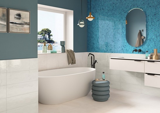 Salle de bains moderne de luxe avec baignoire et carrelage de couleur 