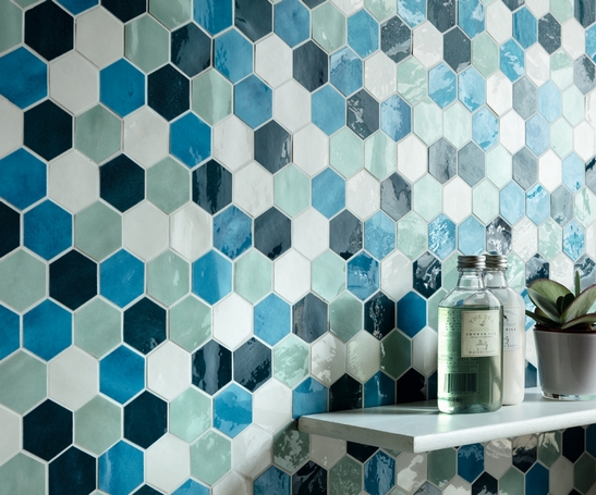 Modernes farbige Badezimmer: Weiße, blaue, hellblaue und grüne Mosaikverkleidung