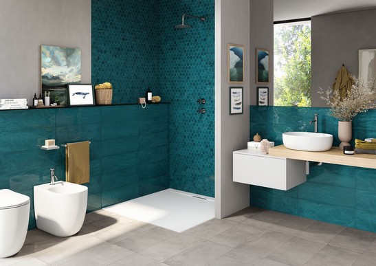 Modernes Badezimmer mit Dusche und farbigen Fliesen Modernes Badezimmer mit Dusche und farbigen Fliesen