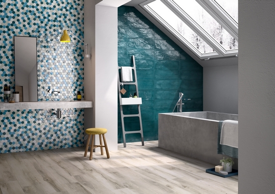 Salle de bains moderne « industriel ». Baignoire, effet bois, carrelage mural blanc, bleu et vert.