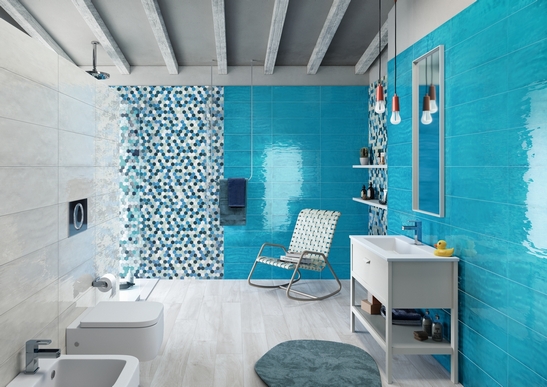 Salle de bains moderne colorée avec douche. Effet bois, carrelage mural blanc et turquoise.