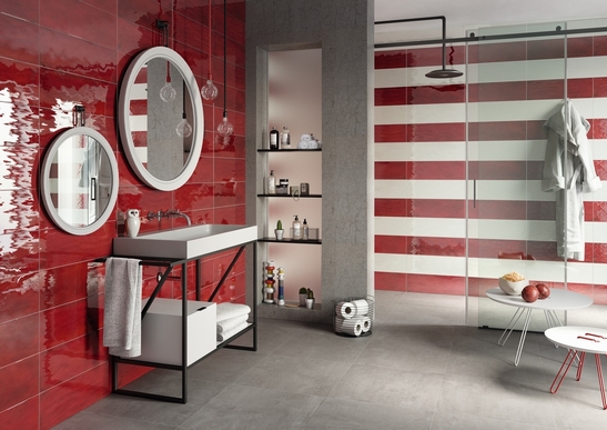 Salle de bains moderne « industriel ». Douche, ciment gris, carrelage mural en blanc et rouge