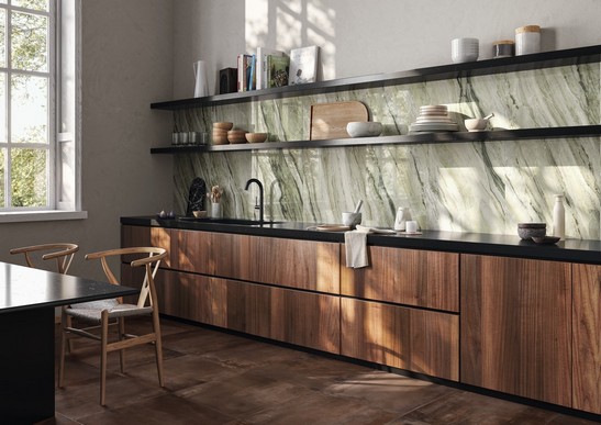 Moderne lineare Küche mit luxuriösen Wandfliesen Marmoroptik Grün