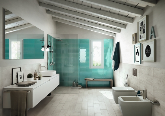 Salle de bains rustique moderne, avec douche. Effet bois blanc, carrelage mural vert-bleu.