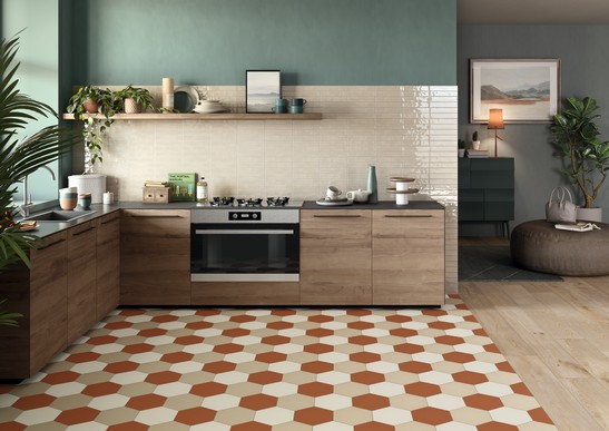 Cuisine d'angle ouverte avec carrelage beige