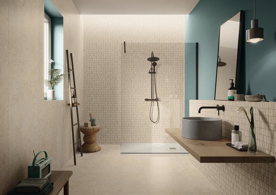 Minimalistische Badezimmer im Industrienstil mit Dusche, Boden und Wand Fliesen in Steinoptik 