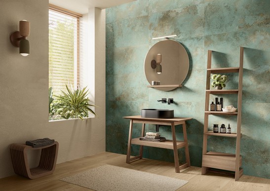 Salle de bains moderne imitation bois avec revêtement mural effet métallique