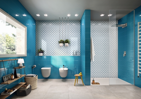 Salle de bains moderne avec douche. Effet béton gris, motif blanc et bleu, style vintage.
