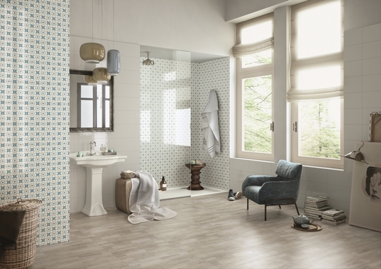 Salle de bains classique de luxe avec douche. Effet bois, motifs blancs et bleus, style vintage.