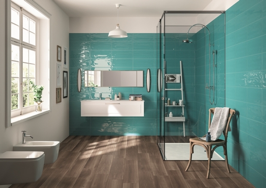 Modernes Badezimmer mit Dusche. Dunkle Holzoptik, petrolblaue Wände, Vintage Stil