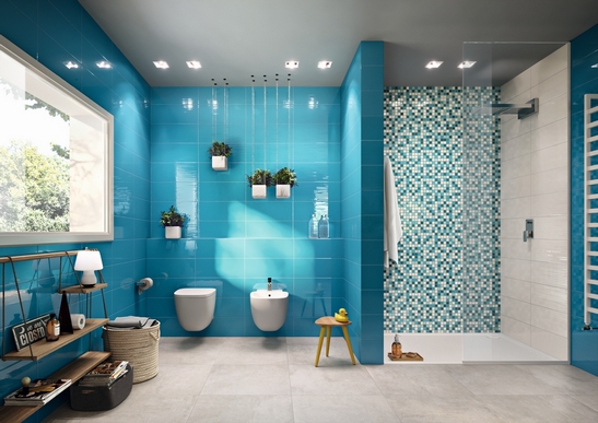 Salle de bains moderne avec douche. Effet béton gris, mosaïque et mur 3D en bleu et vert.