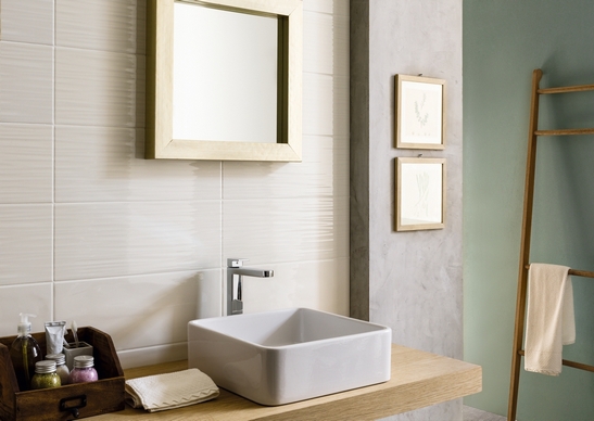Klassisches Badezimmer im rustikalen Stil. Glänzend weiße Wände mit dreidimensionaler Wellendekoration