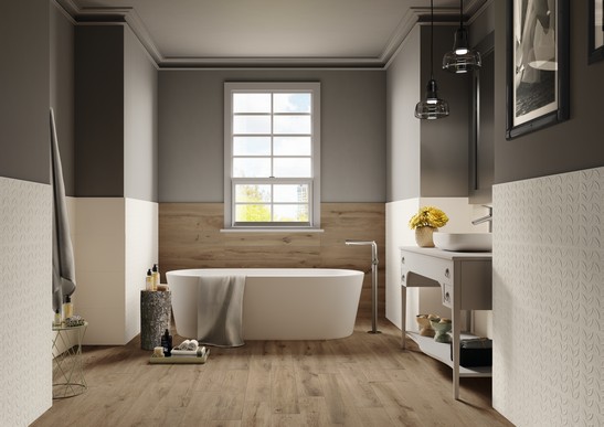 Salle de bains moderne tons beiges avec sol en grès cérame imitation bois