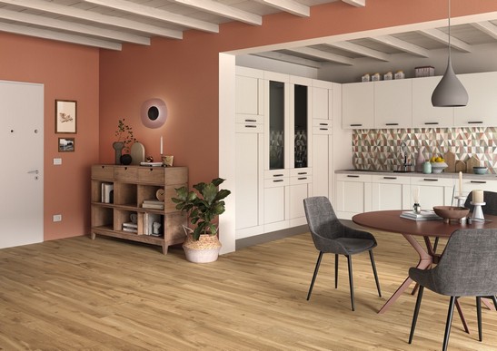 Cucina moderna ad angolo con pavimento effetto legno e rivestimento geometrico rosso e verde