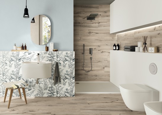 Salle de bains moderne avec douche, sol effet bois et revêtement effet papier peint