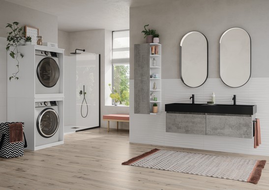 Salle de bains moderne avec sol imitation bois beige et revêtement blanc 2