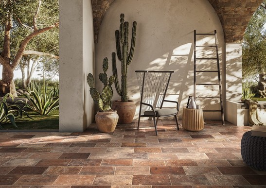 Patio au style traditionnel avec sol imitation terre cuite