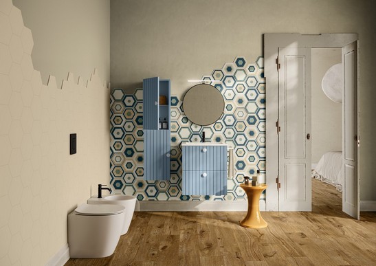 Salle de bains moderne colorée, sol effet bois, mur effet faïence bleu et beige