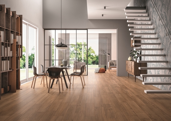 Séjour moderne : parquet chêne de luxe, tons blancs et gris pour une touche chic.