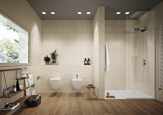 Salle de bains moderne avec douche. Effet bois foncé et pierre beige : classique et de luxe.