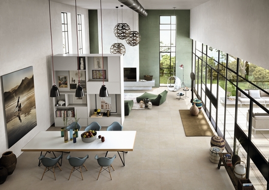 Soggiorno moderno, pavimento gres effetto pietra, toni del beige e verde per un loft elegante