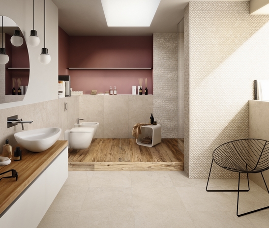 Bagno moderno con doccia. Il lusso della pietra beige, dell'effetto legno, del rosa