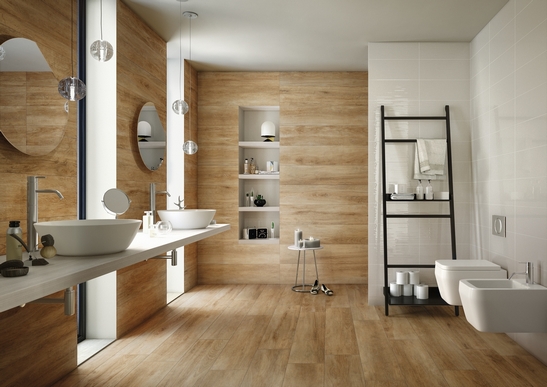 Salle de bains moderne avec douche. Effet bois beige et carrelage mural blanc : rustique mais de luxe.