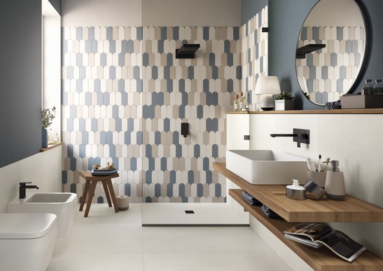 Salle de bains moderne avec douche colorée, carrelage coloré et effet béton