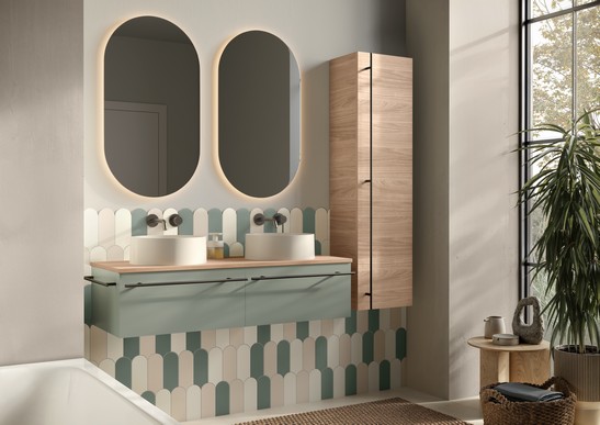 Salle de bains moderne avec baignoire colorée, dans les tons vert, blanc et beige