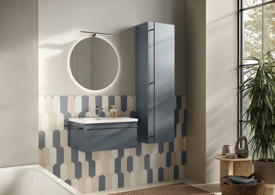 Modernes Badezimme rmit gefärbter Badewanne in Weiß, Blau und Beige Tönen