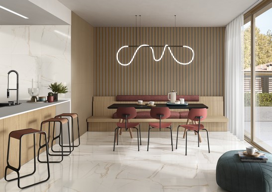 Cucina moderna di lusso lineare con pavimento effetto marmo e rivestimento in legno