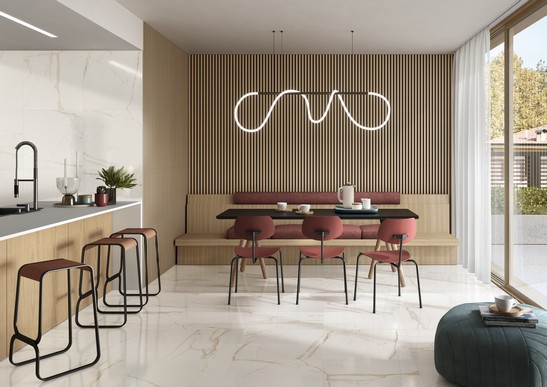Moderne luxuriöse lineare Küche mit Boden in Marmoroptik und Wandverkleidung aus Holz