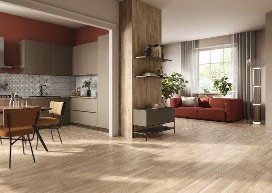 Séjour chic ouvert avec sol effet bois beige et mur dans les tons chauds.