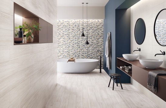 Salle de bains minimaliste dans des tons bleus, grès cérame effet bois blanc pour un style moderne.