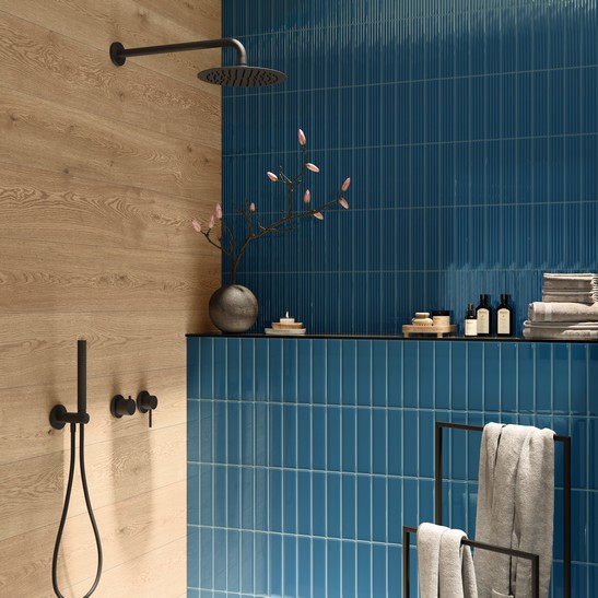 Salle de bains colorée avec douche bleue et effet bois