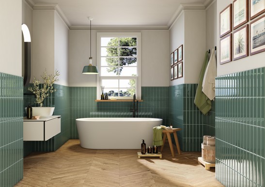 Salle de bains classique avec sol effet bois et revêtement vert