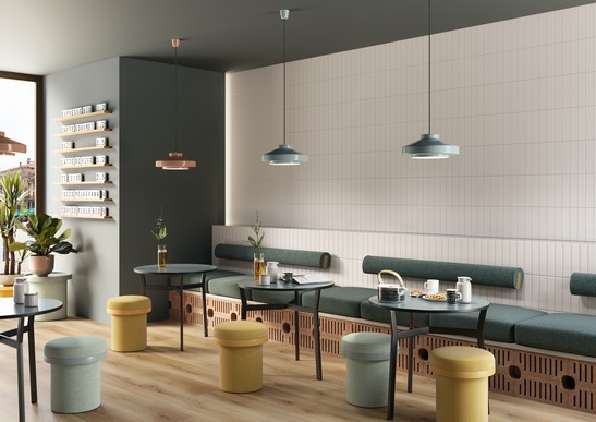 Modernes Cafe mit weißen Fliesen und Holzoptik Boden