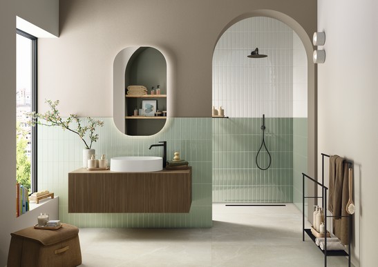 Salle de bains spacieuse de luxe verte et blanche avec sol effet pierre