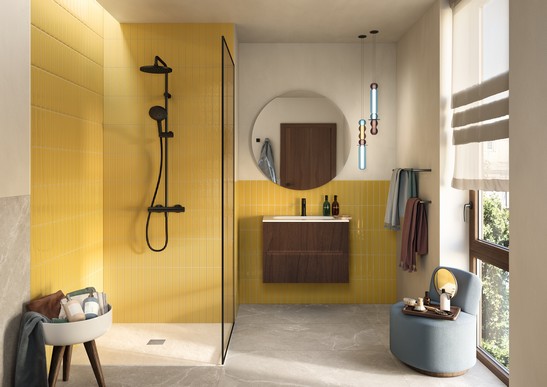 Gelbes modernes Bad mit Dusche