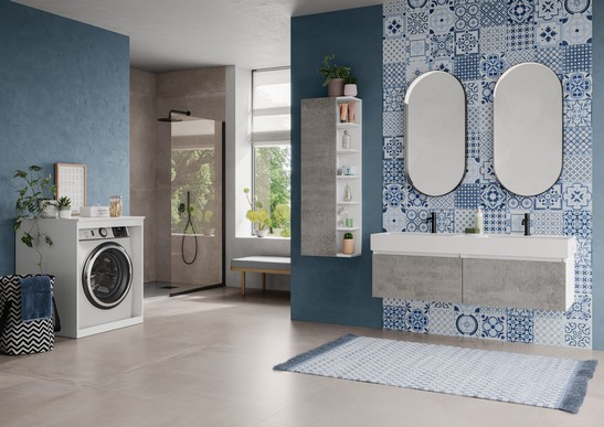 Bagno moderno con rivestimento effetto maiolica blu e pavimento effetto cemento