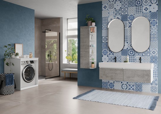 Salle de bains moderne avec revêtement effet faïence bleue et sol effet béton