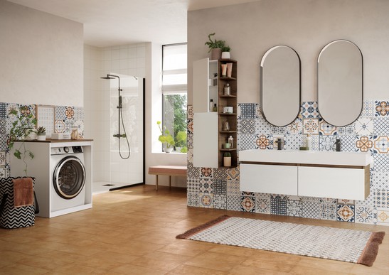 Salle de bains moderne rustique avec douche, sol effet pierre et revêtement faïence bleue