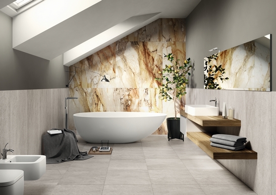 Salle de bains moderne et minimaliste. Effet béton industriel, marbre classique, baignoire îlot.