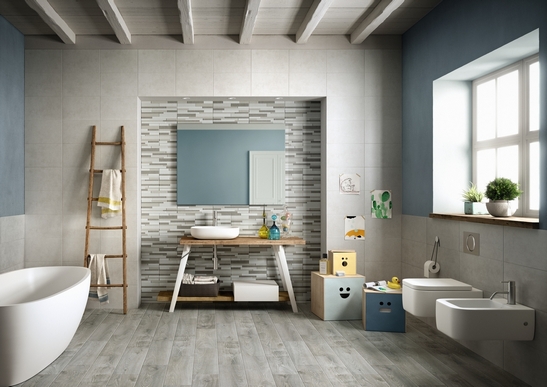Salle de bains moderne rustique avec baignoire, grès cérame effet bois gris et carrelage mural style muret.