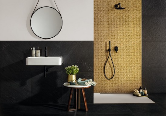 Luxuriöse Bad mit goldener Mosaikdusche, Boden und Wandfliesen mit schwarzem Steinoptik