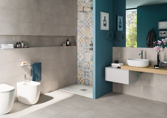 Bagno moderno con pavimento effetto cemento grigio e pareti blu