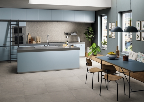 Cuisine moderne industrielle avec îlot central : mosaïque et tons de gris pour une touche rustique.