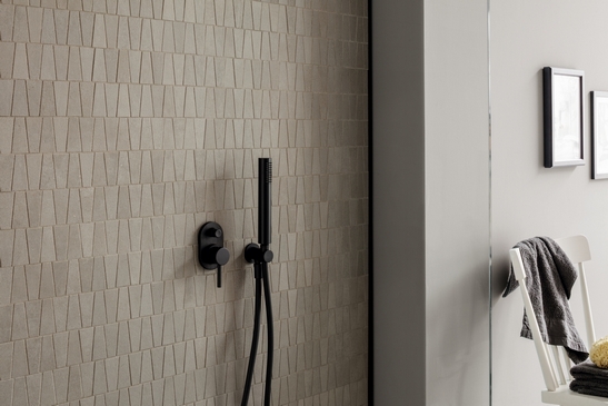 Modernes, minimalistisches Badezimmer mit Dusche. Stein- und Zementoptik in Beige und Grautönen.