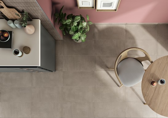 Moderne lineare Küche mit Boden Zementoptik Beige