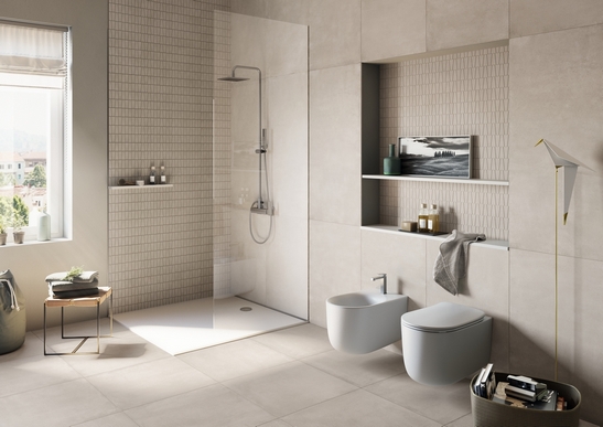 Minimalistisches, modernes Badezimmer. Dusche, Fliesen Beige-weißes Mosaik in Zementoptik